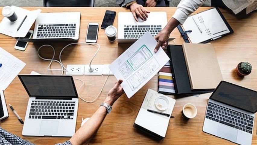 Career planning materials and laptop for choosing a college major