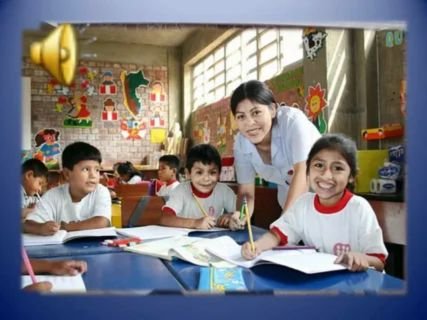 A Peruvian teacher smiling with her young primary school students in a brightly decorated classroom, illustrating the focus on curriculum and teaching in the Peru education system.